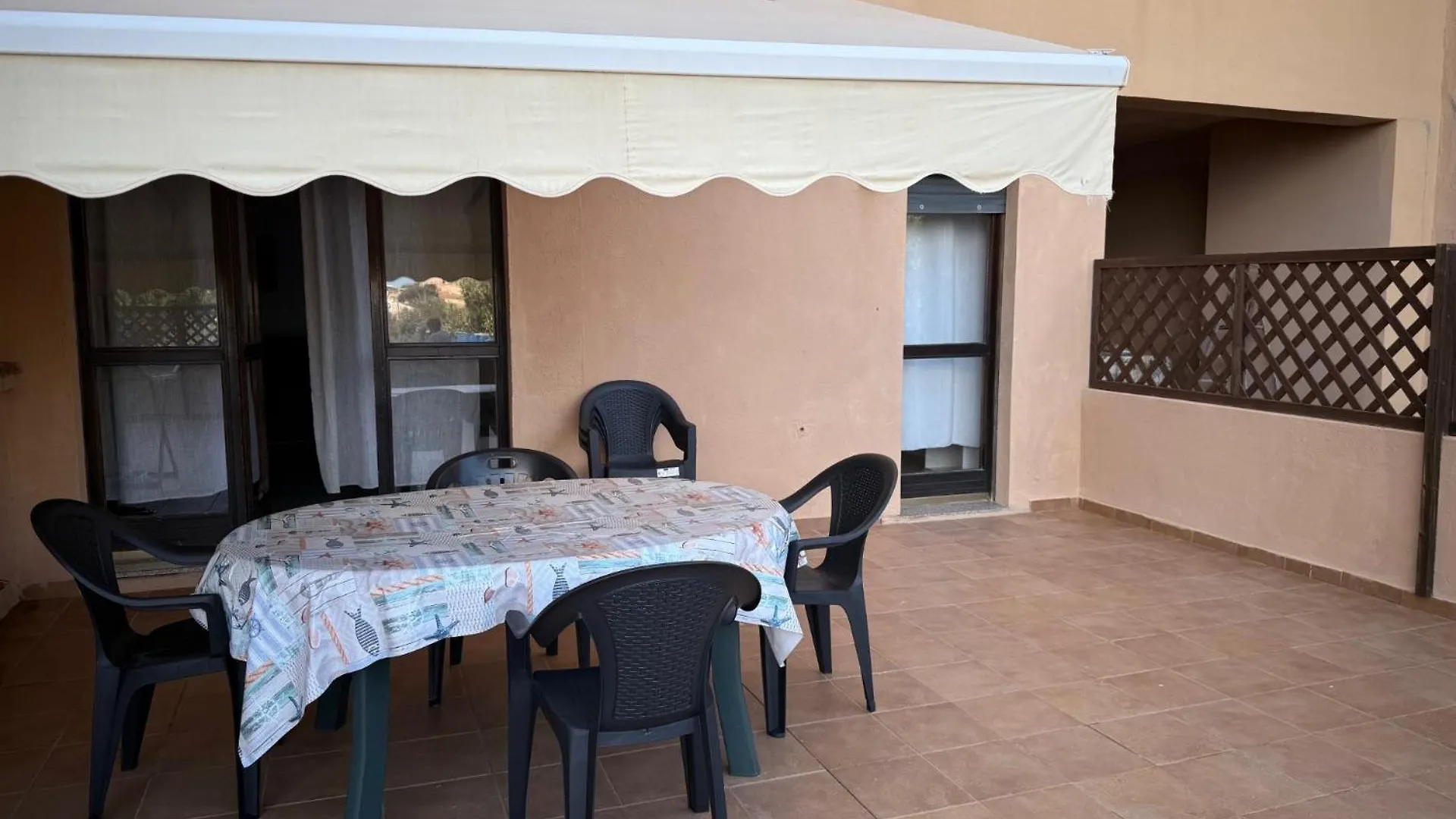 Beautiful Apartment Near The Beach With Swimming Pool Λα Μανταλένα